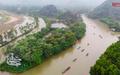 Dòng người hối hả đổ về chùa Hương trong ngày đầu mở cửa trở lại