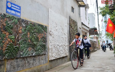 Quyết làm tranh tường làng bằng phế liệu dù bị chửi là "điên"