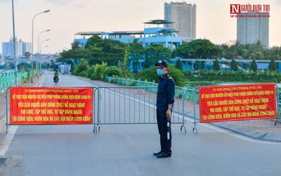 Hà Nội: Căng dây, dựng rào chắn hạn chế người dân tập thể dục ngoài trời