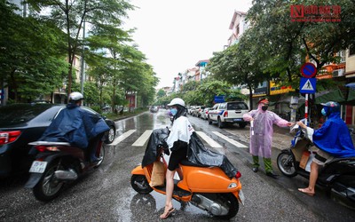 Nhiều người phải về nhà giữa trời mưa vì chưa có xác nhận của phường, xã