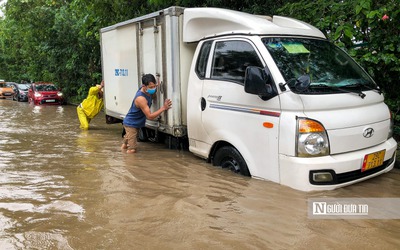 Nhiều tuyến đường ở Hà Nội ngập sâu sau mưa lớn