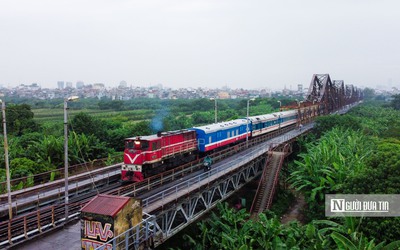 Người dân phấn khởi lên tàu trở về quê sau nhiều tháng