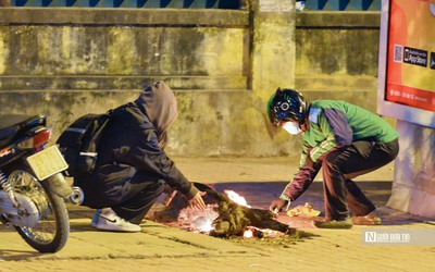 Hà Nội: Người lao động chật vật mưu sinh trong đêm rét buốt