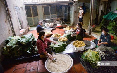 Nhộn nhịp làng bánh chưng Tranh Khúc những ngày cận Tết Nhâm Dần