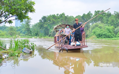 Hà Nội: Mực nước tăng cao, người dân dùng đò để đi lại