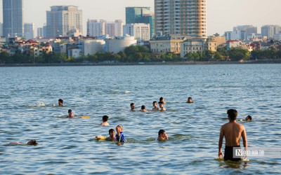 Nắng nóng gay gắt, người dân Thủ đô đổ ra hồ Tây giải nhiệt
