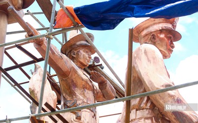 Cận cảnh tượng đài CSGT và PCCC đang được dựng lên ở Hà Nội