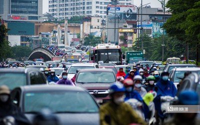 Mưa lớn khiến Hà Nội ùn tắc diện rộng, người dân chật vật trở về nhà