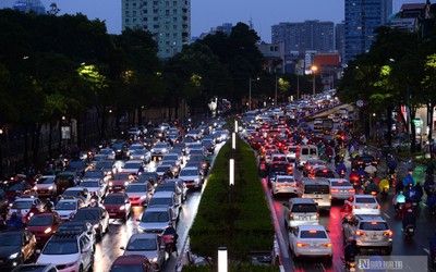 Hà Nội: Ùn tắc kéo dài, người dân chật vật di chuyển trong mưa rét