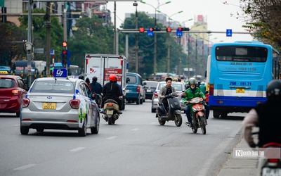 Bất chấp nguy hiểm, xe máy nối đuôi nhau đi ngược chiều