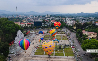 Người dân hào hứng tại lễ hội khinh khí cầu quốc tế ở Tuyên Quang