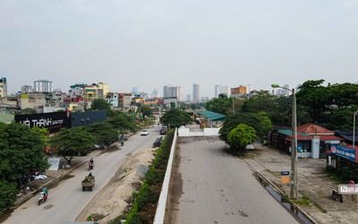 500m tường bê tông mọc lên giữa con đường "đắp chiếu" hơn 10 năm