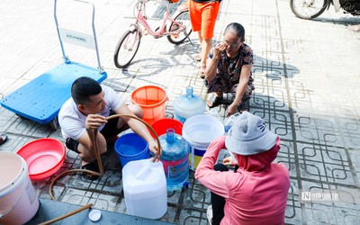 Hà Nội: Hàng trăm người dân đội nắng đi lấy nước tích trữ
