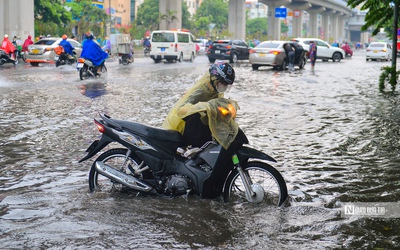 Cơn mưa lớn bất chợt giữa trưa khiến đường phố Hà Nội ngập sâu