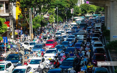 Hà Nội: Hàng nghìn phương tiện nối đuôi nhau đi qua nút giao Mai Dịch