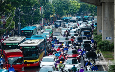 Hà Nội: Cơn mưa kéo dài khiến giao thông ùn tắc mọi nẻo đường