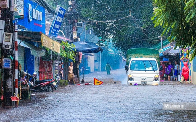 Mưa lớn kéo dài, nhiều tuyến đường tại Hà Nội chìm trong biển nước