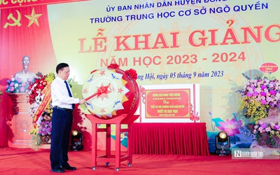 Lãnh đạo Tp.Hà Nội dự và đánh trống khai giảng năm học mới