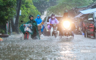 Hà Nội: Mưa lớn kéo dài, nhiều tuyến phố tê liệt