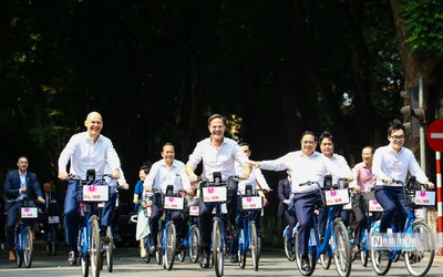 Thủ tướng Phạm Minh Chính cùng Thủ tướng Hà Lan đạp xe trên phố Hà Nội