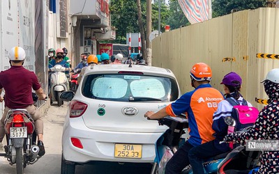 Chật vật di chuyển qua khu vực ga ngầm metro Nhổn - ga Hà Nội