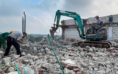 Hà Nội: Cận cảnh phá dỡ chung cư mini 9 tầng xây dựng sai phép