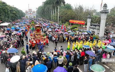 Hàng vạn người dân dự lễ rước kiệu trong Lễ hội đền Hai Bà Trưng