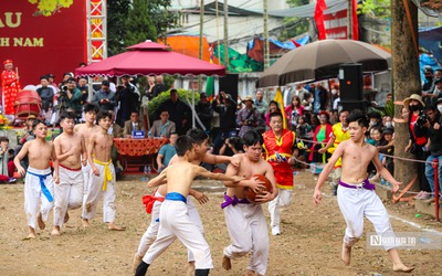 Mãn nhãn xem trai làng vật quả cầu nặng hơn 20kg