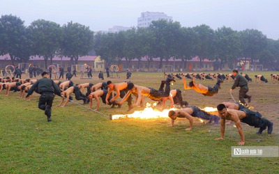 Hàng trăm chiến sĩ CSCĐ khổ luyện chào mừng 50 năm ngày thành lập