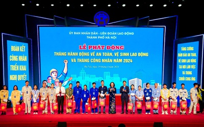 Hà Nội: Trao quà cho 100 công nhân lao động có hoàn cảnh khó khăn