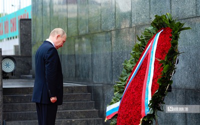 Tổng thống Putin vào Lăng viếng Chủ tịch Hồ Chí Minh