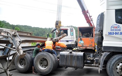 Đà Lạt: Xe container lật văng trên đèo Mimosa