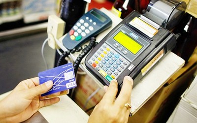 Phạm pháp và nhiều rủi ro từ việc rút tiền qua máy POS