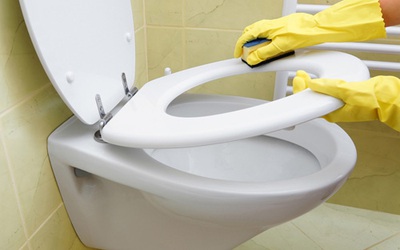 Tuyệt chiêu tẩy trắng toilet không cần hóa chất