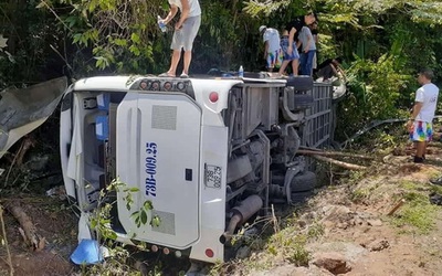 Xe khách chở cựu học sinh đi họp lớp gặp tai nạn kinh hoàng tại đường Hồ Chí Minh