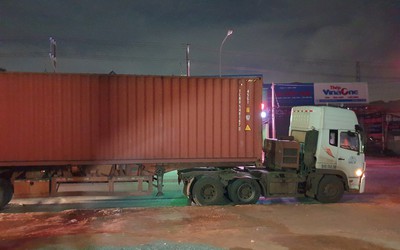 Người dân truy đuổi, bắt tài xế xe container cán chết người bỏ chạy trong đêm