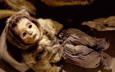 Trẻ sơ sinh 1.500 năm tuổi "hồi sinh" trong quan tài đá
