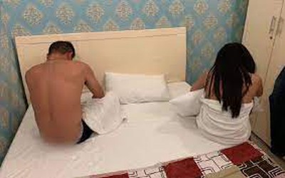 Bắt quả tang 3 đôi nam nữ mua dâm tại quán massage