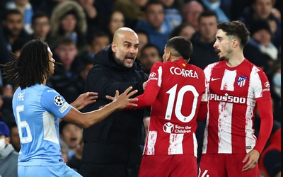 Pep Guardiola nổi đóa khi học trò bị sút vào bóng vào mặt