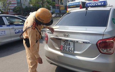 "Lật tẩy" mánh khoé tài xế taxi che biển số “né” phạt nguội