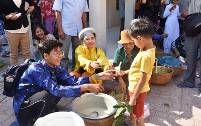 Phiên chợ lấy lá thay tiền "có một không hai" ở Tây Ninh