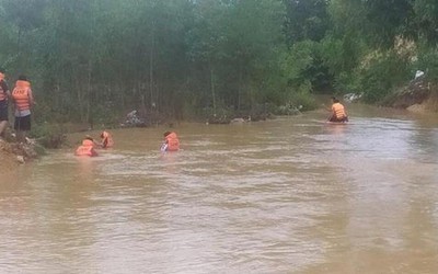 Ô tô bán tải chở gia đình đi qua đập tràn thì lật nhào, hai mẹ con bị lũ cuốn trôi