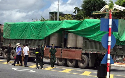 Quảng Ninh: Phát hiện hai xe container chở "chất lạ"