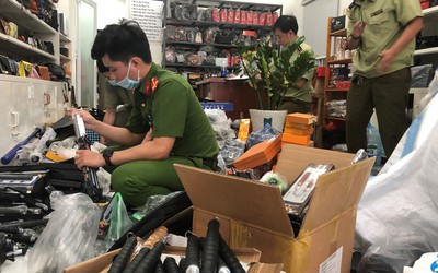 Núp bóng shop kinh doanh túi xách bán "chui" hàng nghìn hung khí nguy hiểm