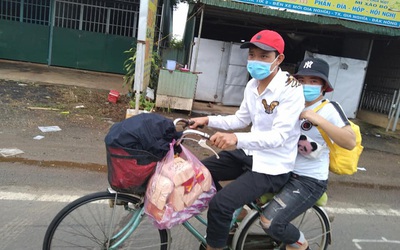 Thương hai chị em đi bộ hơn 400km về quê, người dân góp tiền mua tặng xe máy