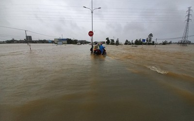 Miền Trung mưa lớn nhiều ngày liền, lũ khả năng vượt báo động 3