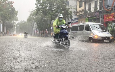 Cảnh báo dông, lốc, sét, mưa to, gió giật mạnh tại Hà Nội