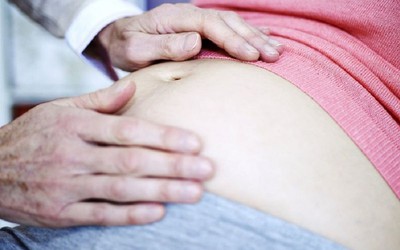 Hi hữu người phụ nữ mang song thai nhưng ở 2 vị trí khác nhau