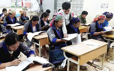 Bản tin 17/8: Hỗ trợ 100-150 nghìn đồng/tháng cho người học xóa mù chữ