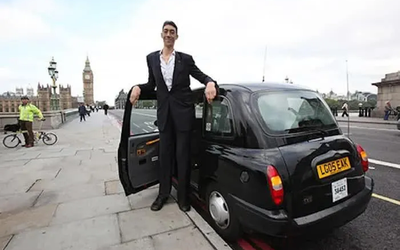 Người đàn ông cao nhất thế giới 2,51m và màn lái xe "kỳ lạ" gây cười